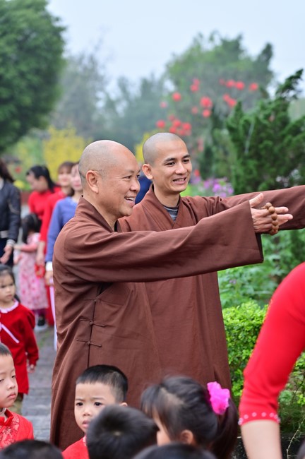 Preaching dharma at Giai Lam pagoda in the eleventh day of propagation trip in the Northern