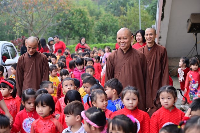Preaching dharma at Giai Lam pagoda in the eleventh day of propagation trip in the Northern