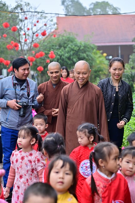 Preaching dharma at Giai Lam pagoda in the eleventh day of propagation trip in the Northern