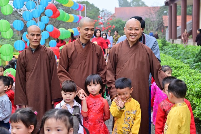 Preaching dharma at Giai Lam pagoda in the eleventh day of propagation trip in the Northern
