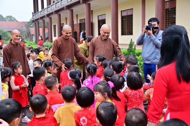 Preaching dharma at Giai Lam pagoda in the eleventh day of propagation trip in the Northern