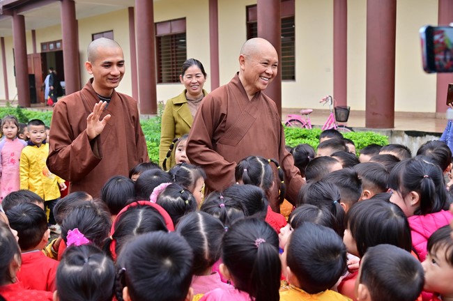 Preaching dharma at Giai Lam pagoda in the eleventh day of propagation trip in the Northern
