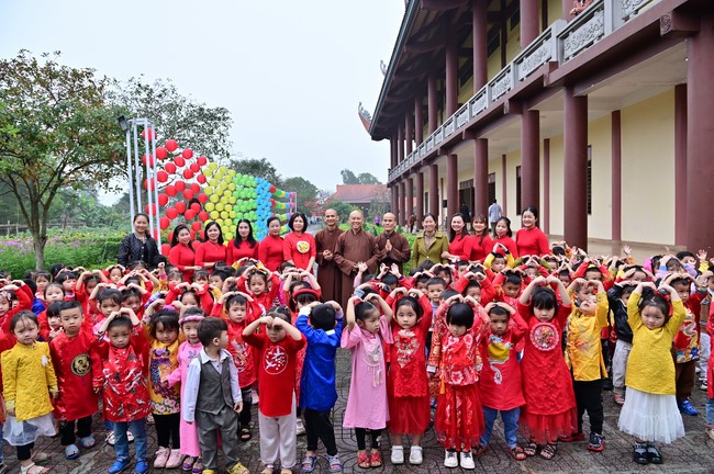 Preaching dharma at Giai Lam pagoda in the eleventh day of propagation trip in the Northern