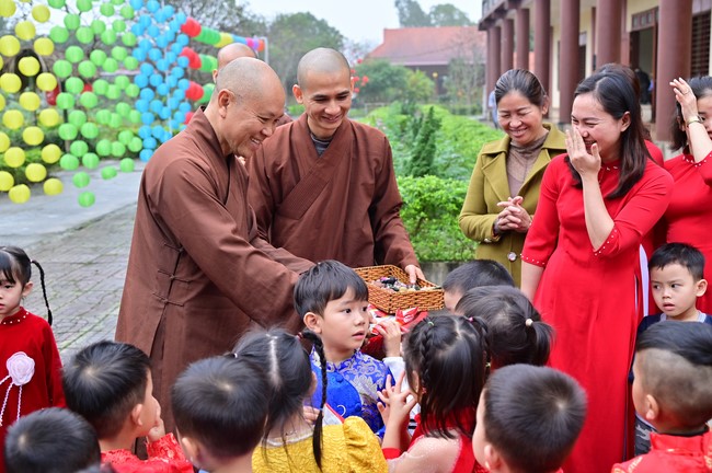 Preaching dharma at Giai Lam pagoda in the eleventh day of propagation trip in the Northern