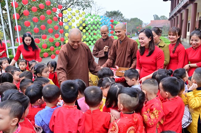 Preaching dharma at Giai Lam pagoda in the eleventh day of propagation trip in the Northern