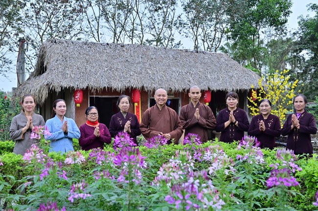 Preaching dharma at Giai Lam pagoda in the eleventh day of propagation trip in the Northern