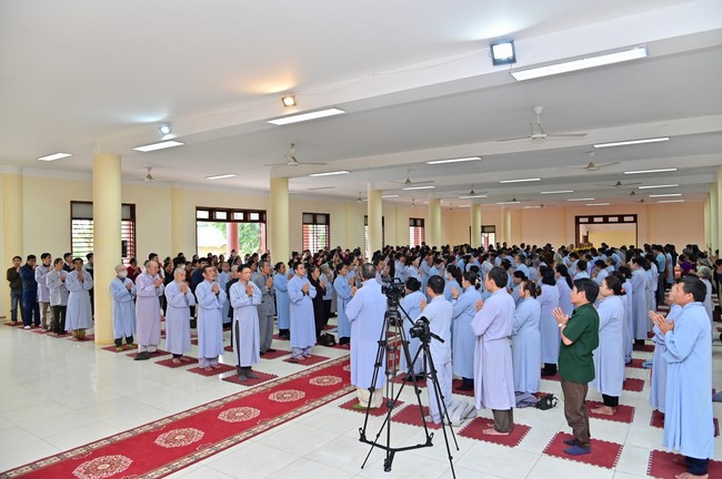 Preaching dharma at Giai Lam pagoda in the eleventh day of propagation trip in the Northern