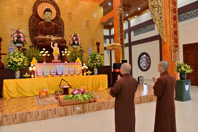 Preaching dharma at Giai Lam pagoda in the eleventh day of propagation trip in the Northern