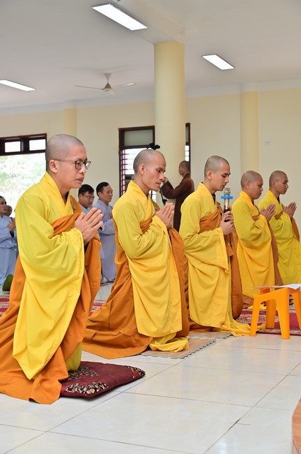 Preaching dharma at Giai Lam pagoda in the eleventh day of propagation trip in the Northern