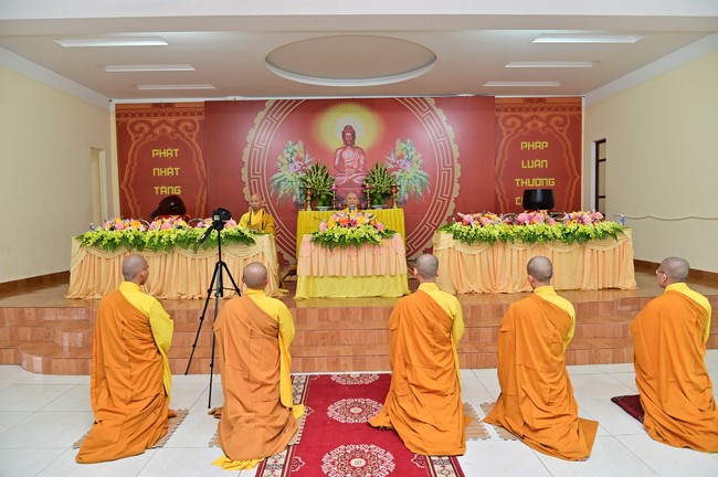 Preaching dharma at Giai Lam pagoda in the eleventh day of propagation trip in the Northern