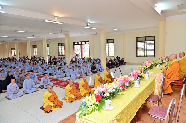 Preaching dharma at Giai Lam pagoda in the eleventh day of propagation trip in the Northern