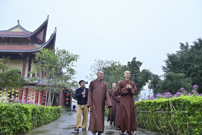 Preaching dharma at Giai Lam pagoda in the eleventh day of propagation trip in the Northern