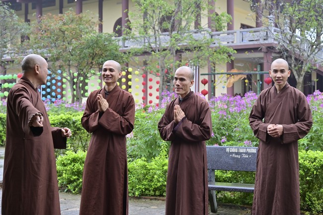 Preaching dharma at Giai Lam pagoda in the eleventh day of propagation trip in the Northern