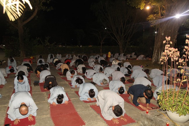 Prostrating five hundred names Bodhisattva Avalokitesvara at Giai Lam Pagoda, Ha Tinh