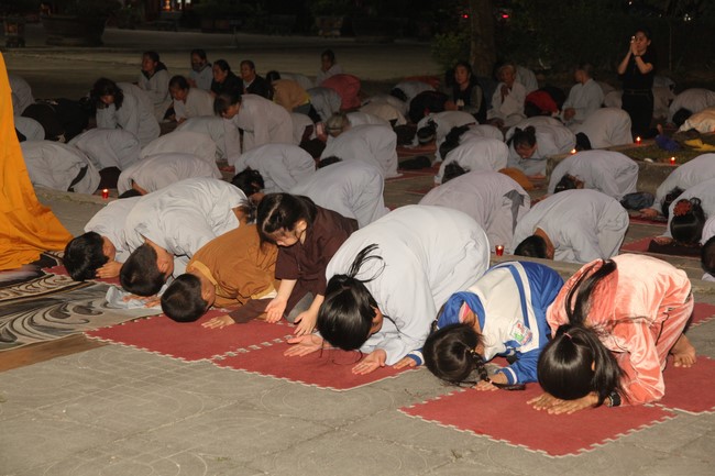 Prostrating five hundred names Bodhisattva Avalokitesvara at Giai Lam Pagoda, Ha Tinh
