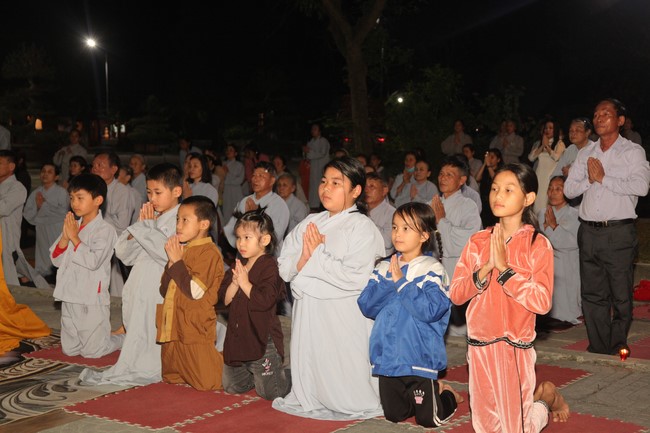 Prostrating five hundred names Bodhisattva Avalokitesvara at Giai Lam Pagoda, Ha Tinh