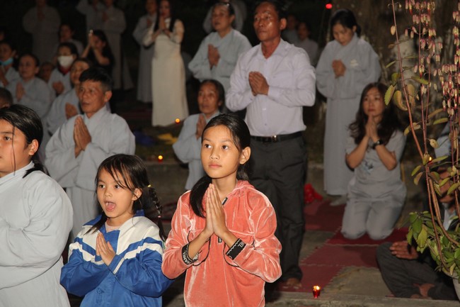 Prostrating five hundred names Bodhisattva Avalokitesvara at Giai Lam Pagoda, Ha Tinh
