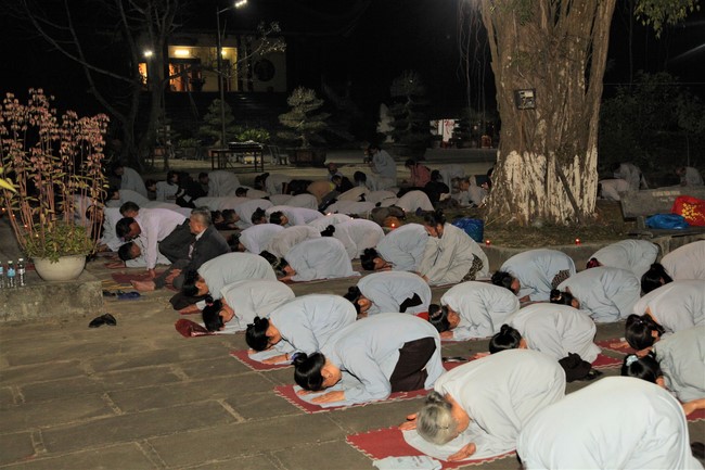Prostrating five hundred names Bodhisattva Avalokitesvara at Giai Lam Pagoda, Ha Tinh