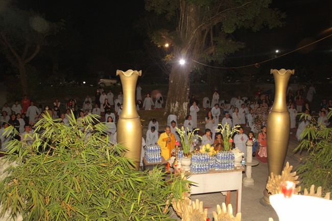 Prostrating five hundred names Bodhisattva Avalokitesvara at Giai Lam Pagoda, Ha Tinh