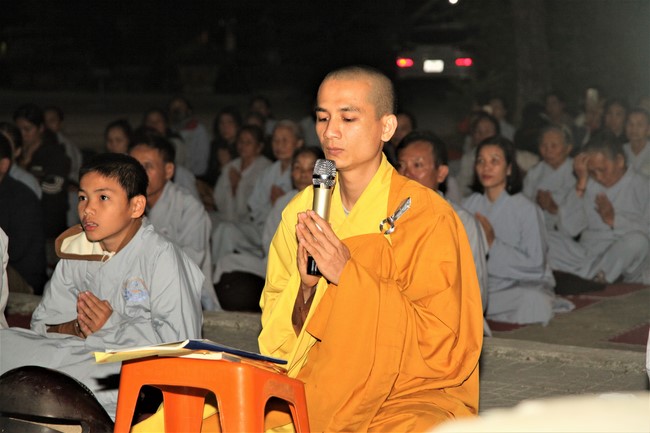 Prostrating five hundred names Bodhisattva Avalokitesvara at Giai Lam Pagoda, Ha Tinh