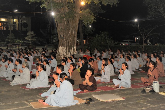 Prostrating five hundred names Bodhisattva Avalokitesvara at Giai Lam Pagoda, Ha Tinh