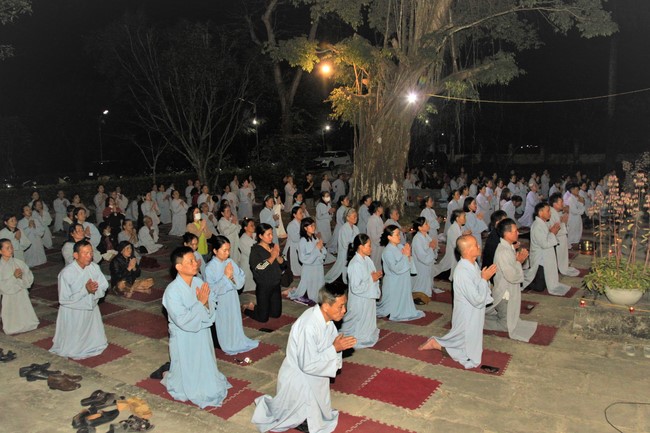 Prostrating five hundred names Bodhisattva Avalokitesvara at Giai Lam Pagoda, Ha Tinh