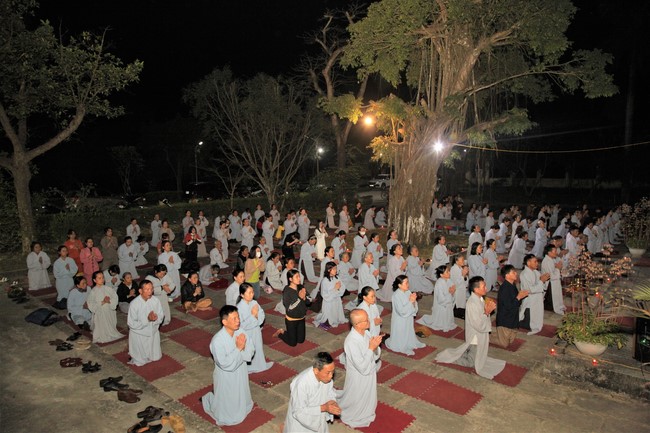 Prostrating five hundred names Bodhisattva Avalokitesvara at Giai Lam Pagoda, Ha Tinh