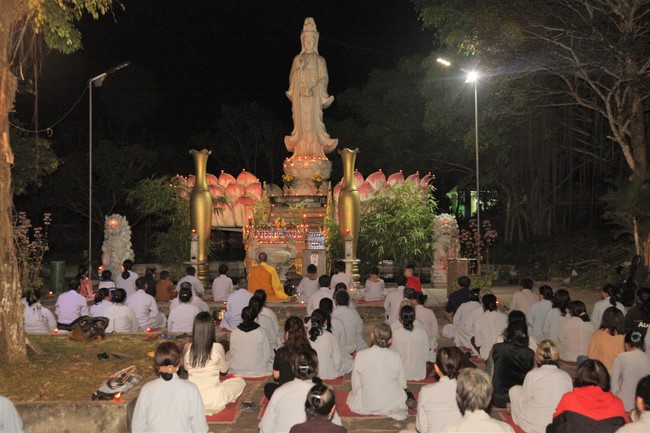 Prostrating five hundred names Bodhisattva Avalokitesvara at Giai Lam Pagoda, Ha Tinh