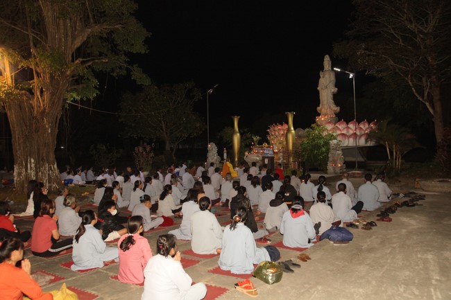 Prostrating five hundred names Bodhisattva Avalokitesvara at Giai Lam Pagoda, Ha Tinh