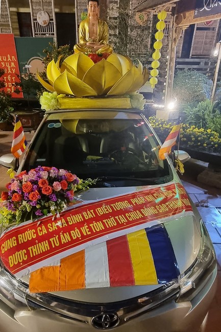 Robe-Bowl welcome Ceremony from India at Dong Cao Pagoda - Thanh Hoa