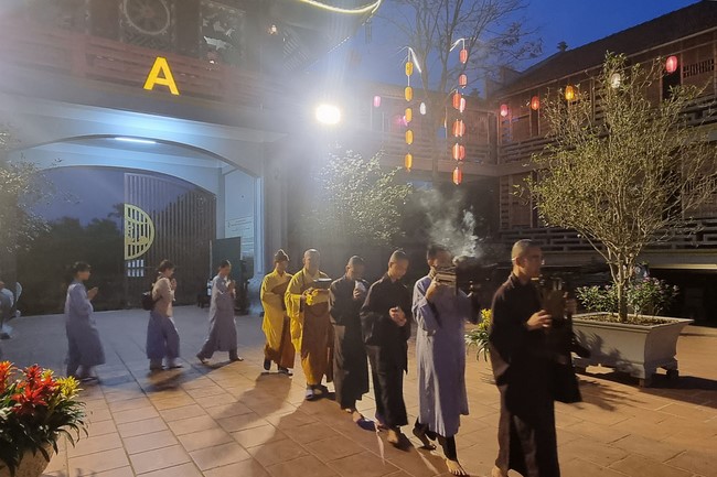 Robe-Bowl welcome Ceremony from India at Dong Cao Pagoda - Thanh Hoa