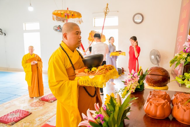 Robe-Bowl welcome Ceremony from India at Dong Cao Pagoda - Thanh Hoa