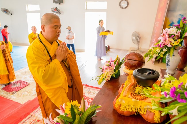 Robe-Bowl welcome Ceremony from India at Dong Cao Pagoda - Thanh Hoa