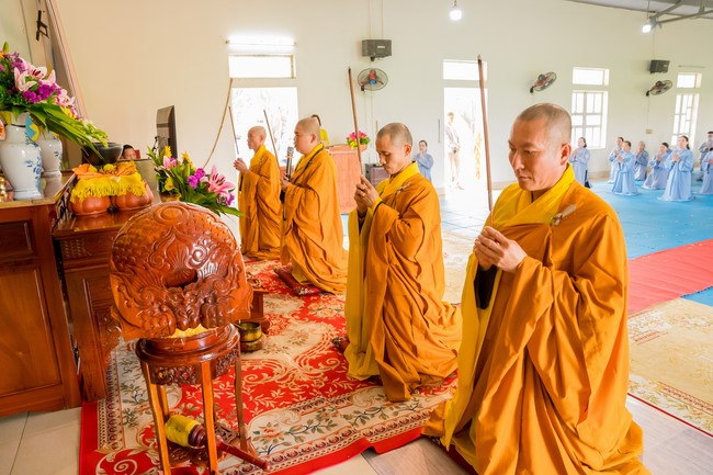 Robe-Bowl welcome Ceremony from India at Dong Cao Pagoda - Thanh Hoa
