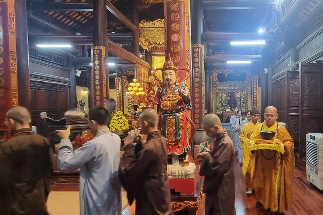 Robe-Bowl welcome Ceremony from India at Dong Cao Pagoda - Thanh Hoa