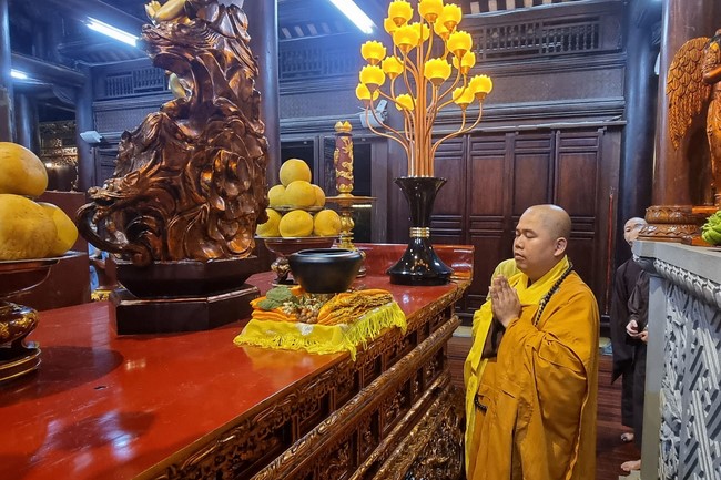 Robe-Bowl welcome Ceremony from India at Dong Cao Pagoda - Thanh Hoa