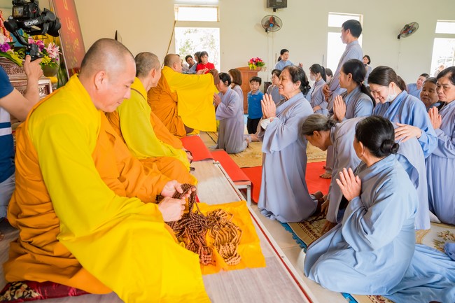 Robe-Bowl welcome Ceremony from India at Dong Cao Pagoda - Thanh Hoa
