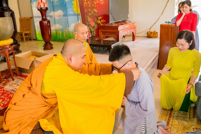 Robe-Bowl welcome Ceremony from India at Dong Cao Pagoda - Thanh Hoa