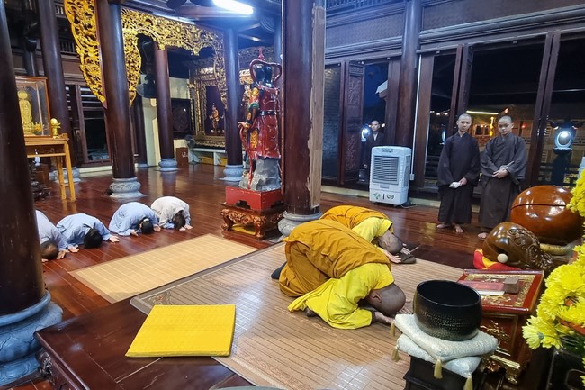 Robe-Bowl welcome Ceremony from India at Dong Cao Pagoda - Thanh Hoa