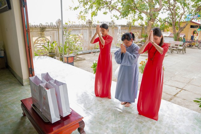 Robe-Bowl welcome Ceremony from India at Dong Cao Pagoda - Thanh Hoa