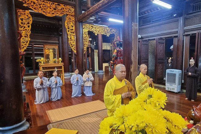 Robe-Bowl welcome Ceremony from India at Dong Cao Pagoda - Thanh Hoa