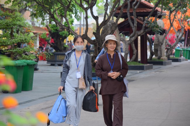 First day of Retreat Establishing communication in the family - Solving knots, reconnecting deep love of Plum Village.