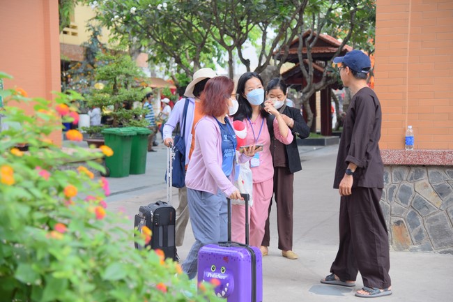 First day of Retreat Establishing communication in the family - Solving knots, reconnecting deep love of Plum Village.