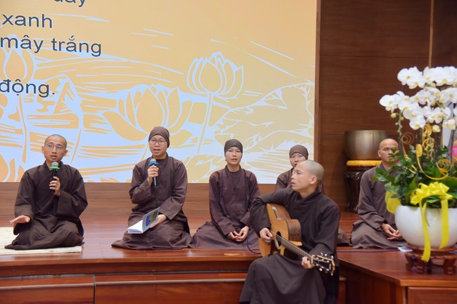 First day of Retreat Establishing communication in the family - Solving knots, reconnecting deep love of Plum Village.