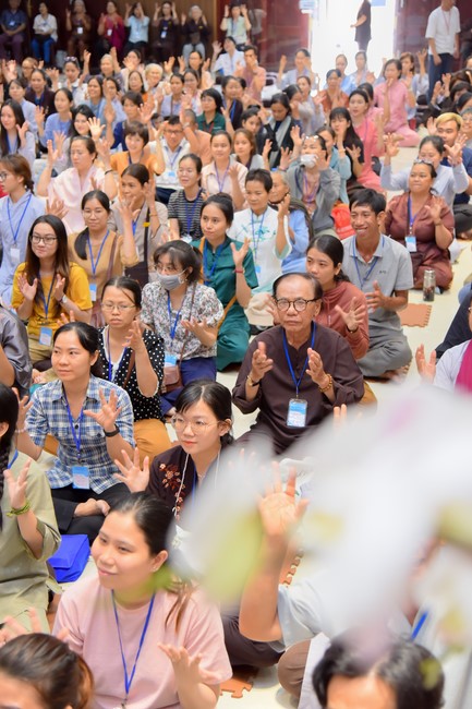 First day of Retreat Establishing communication in the family - Solving knots, reconnecting deep love of Plum Village.