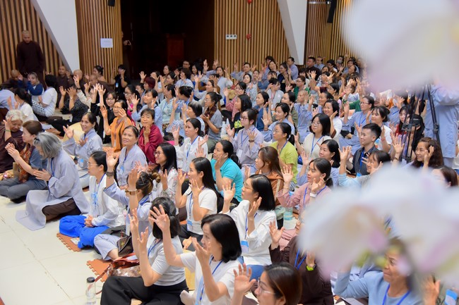 First day of Retreat Establishing communication in the family - Solving knots, reconnecting deep love of Plum Village.