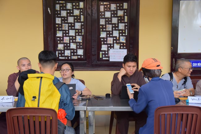 First day of Retreat Establishing communication in the family - Solving knots, reconnecting deep love of Plum Village.