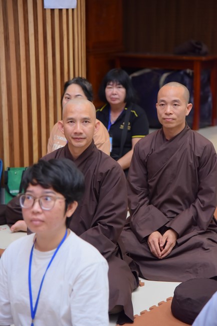 First day of Retreat Establishing communication in the family - Solving knots, reconnecting deep love of Plum Village.