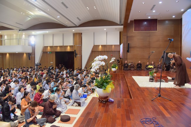 First day of Retreat Establishing communication in the family - Solving knots, reconnecting deep love of Plum Village.