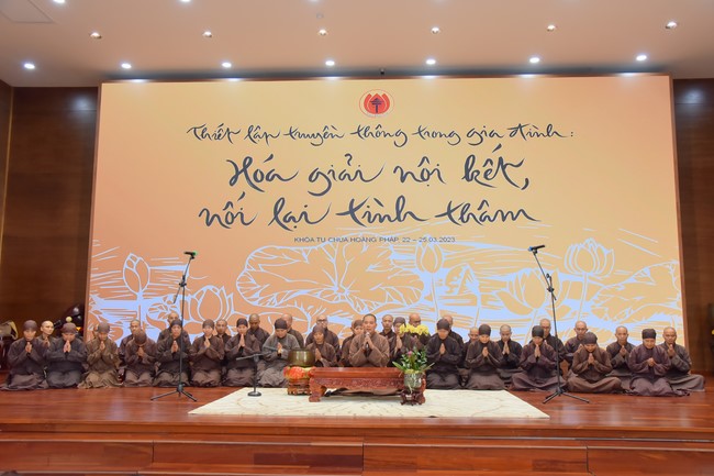 First day of Retreat Establishing communication in the family - Solving knots, reconnecting deep love of Plum Village.